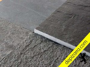 Comparativa de acabados superficiales de placa de pizarra natural. Pizarra de color negro Bierzo.