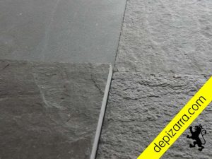 Foto tomada a contraluz para mostrar los tratamientos superficiales de placa de pizarra natural. Pizarra de color negro Bierzo.