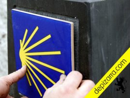 Detalle de colocación de vieira en mouteira de pizarra natural. Superficie pulida, triple coating y cantos biselados. Señalización Camino Santiago.