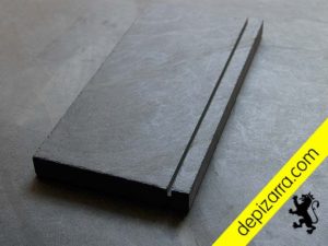 Vierteaguas de pizarra con goterón. Pizarra 6 caras serradas. Cantos: recto, matado y biselado.