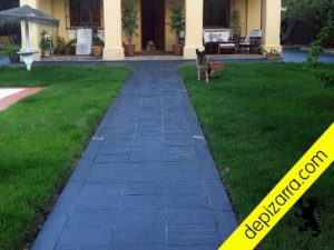 Bonita placa de pizarra natural en el suelo de un chalet en Cádiz. Pizarra plaqueta exterior.