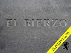 Placa conmemorativa grabada en pizarra natural.