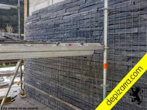 Fachada malla metálica.