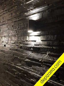 Cómo colocar pizarra en pared. Fase de ejecución. Separadores colocados entre listones de pizarra natural.