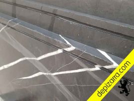 Goterón en vierteaguas de pizarra. Pizarra de superficie serrada.