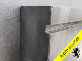 Goterón vierteaguas. Pizarra de superficie serrada.