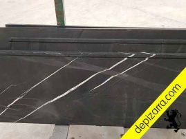 Vierteaguas con goterón y canto biselado.