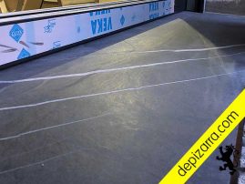 Pizarra en ventana. Pizarra de superficie serrada.