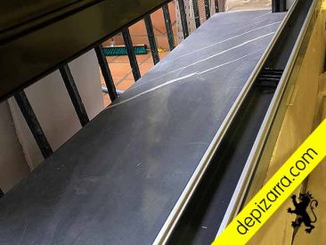 Vierteaguas ventana. Pizarra de superficie serrada.