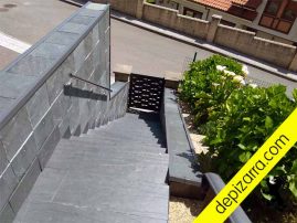 Escalera de pizarra superficie natural.