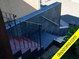 Pizarra en escalera de vivienda.