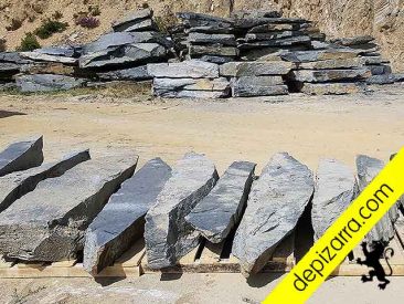 Bloques de pizarra en cantera.