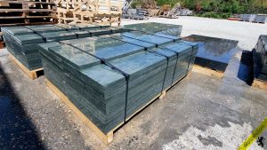 Placa de pizarra verde Pol superficie serrada y lavada.