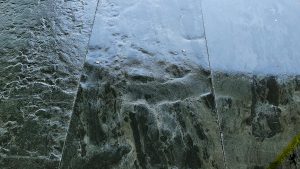 Acabados de pizarra verde, cuero, satinado y pulida.