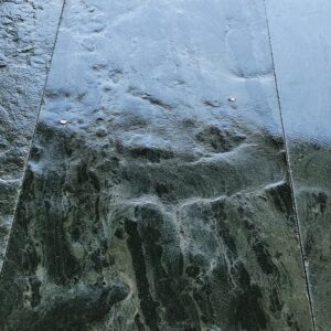 Acabados de pizarra verde, cuero, satinado y pulida.