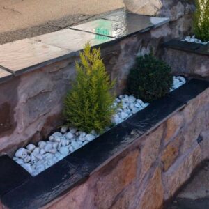 Albardilla sobre muro de pizarra.