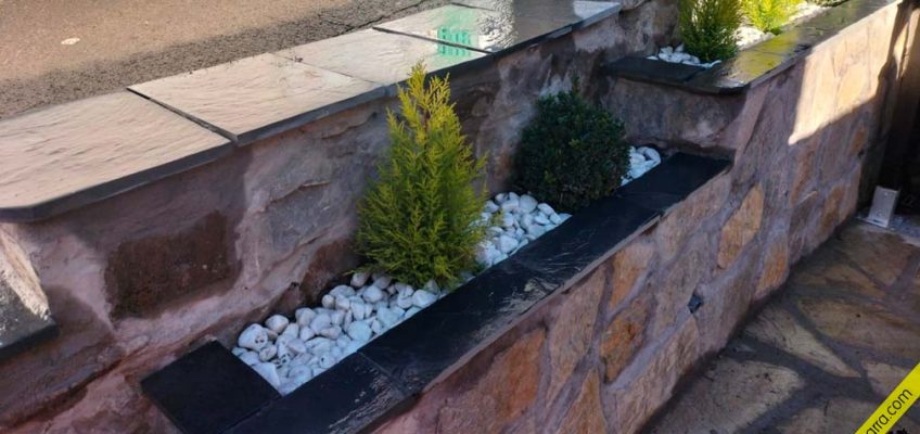 Albardilla sobre muro de pizarra.