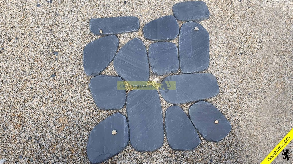 Paso irregular redondeado mediano pizarra negra.