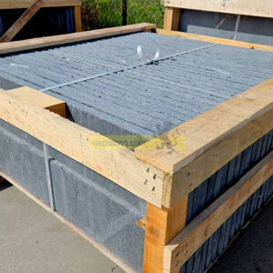 Adoquines de pizarra natural colocados en pavimento