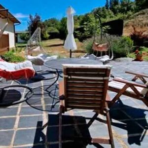 Zona de barbacoa revestida en pizarra.