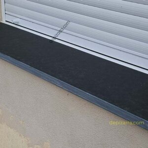 Detalle de vierteaguas de pizarra natural en ventana