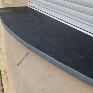 Alféizar de ventana con vierteaguas de pizarra natural