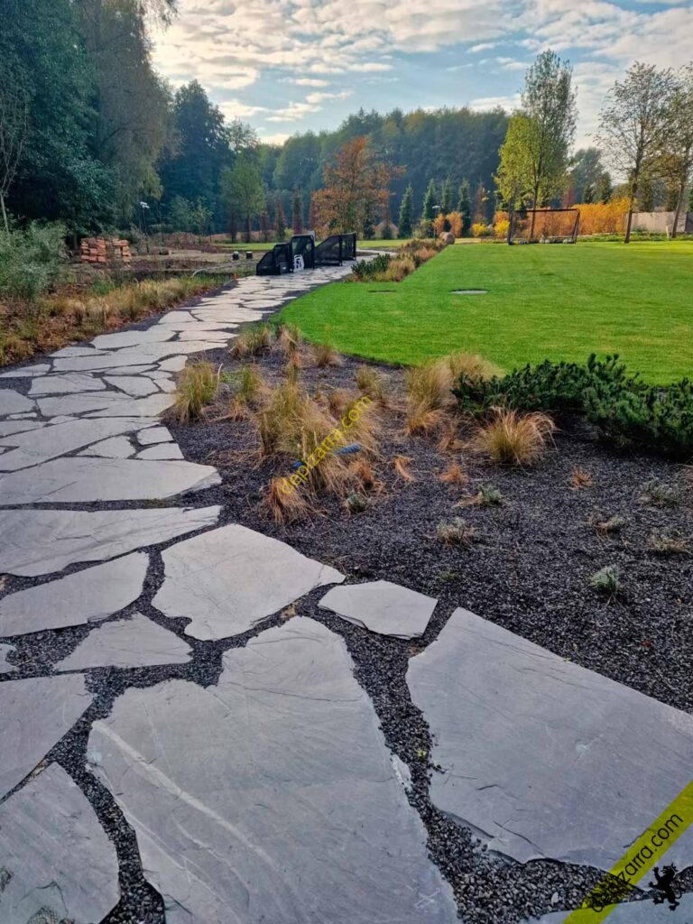 Pavimento de pizarra irregular en jardín exterior
